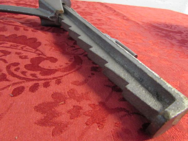CAST IRON BEAN POT WITH HANGER