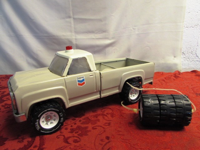 Lot Detail VINTAGE TONKA CHEVRON SERVICE TRUCK WITH SPARE TIRES