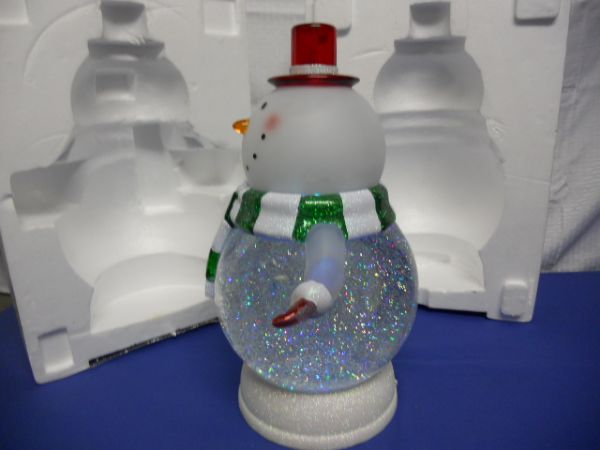 BIG 16 BATTERY POWERED SNOWMAN/SNOW GLOBE