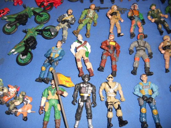 TOY ARMY MEN &MORE