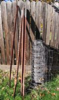 FIVE 7 T-POSTS & A PARTIAL ROLL OF HEAVY DUTY FENCING
