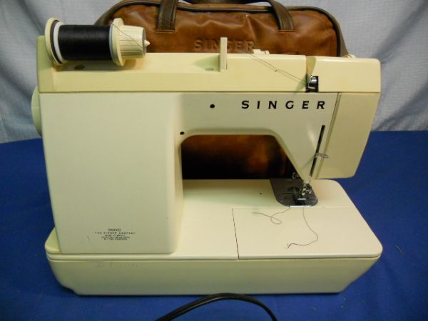 SINGER SEWING MACHINE W/SOFT CASE