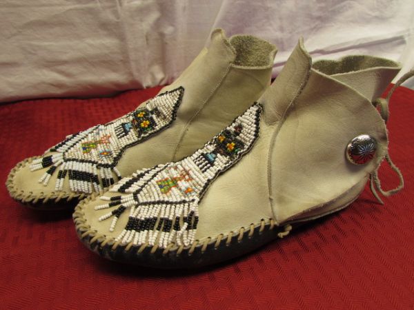 AUTHENTIC VINTAGE BEADED LEATHER MOCCASINS 