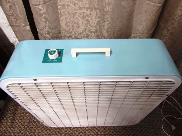RETRO BLUE BOX FAN