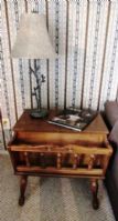 EARLY AMERICAN SIDE TABLE WITH ACCENT LAMP