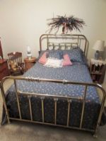 COMPLETE FULL SIZE RETRO BRASS FINISH BED WITH MATCHING BEDDING 