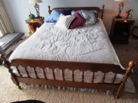 EARLY AMERICAN STYLE HARDWOOD QUEEN SIZE BED, MATTRESS, BOX SPRING & LINENS