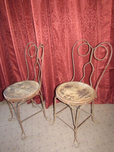 VINTAGE WROUGHT IRON ICE CREAM PARLOR PATIO TABLE  SET & 4 FABULOUS CUSHIONS