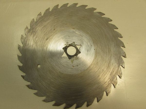 NICE  2.3 HP 7 1/4 SKILL SAW 5400 PLUS BLADES 