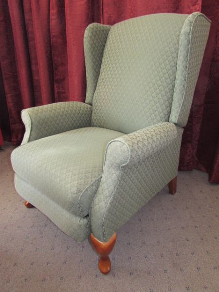 ELEGANT LAZY BOY WING BACK RECLINER IN VERY GOOD CONDITION 