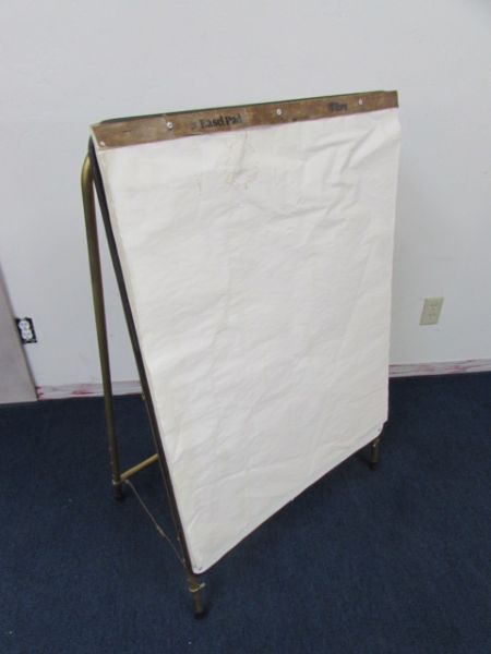 LARGE EASEL WITH DRAWING PAPER PAD