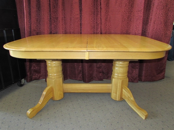 OAK DOUBLE PEDESTAL DINING ROOM TABLE WITH LEAVES EXPANDS TO BANQUET SIZE!