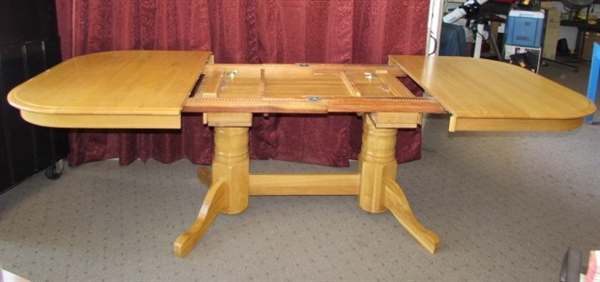 OAK DOUBLE PEDESTAL DINING ROOM TABLE WITH LEAVES EXPANDS TO BANQUET SIZE!