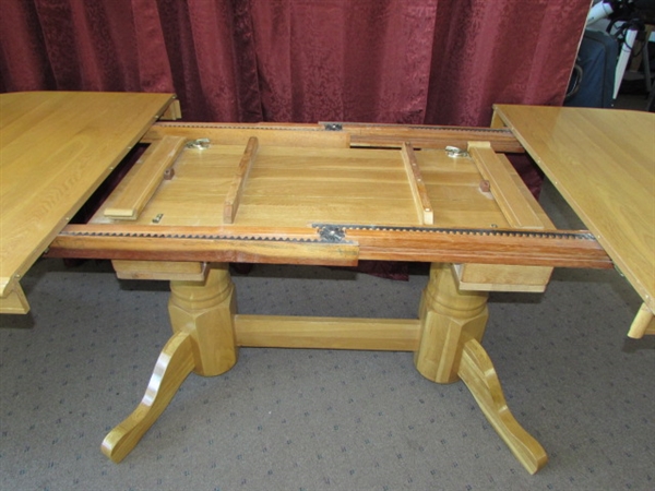 OAK DOUBLE PEDESTAL DINING ROOM TABLE WITH LEAVES EXPANDS TO BANQUET SIZE!