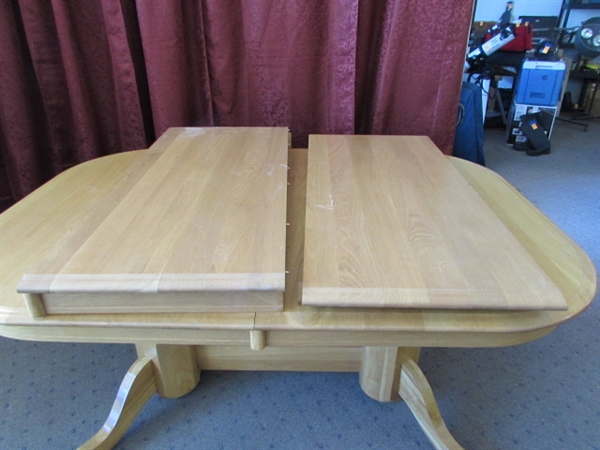 OAK DOUBLE PEDESTAL DINING ROOM TABLE WITH LEAVES EXPANDS TO BANQUET SIZE!