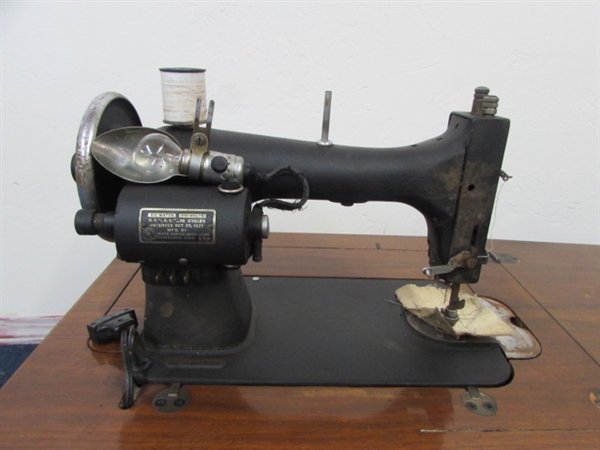 1927 WHITE SEWING MACHINE IN WOOD CABINET WITH NO LEGS