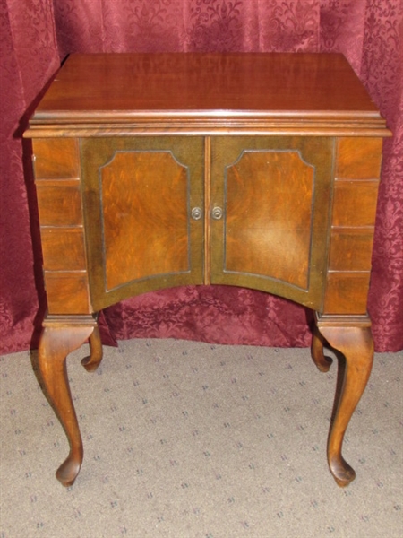 BEAUTIFUL ANTIQUE  CABINET WITH GRAND ROTARY SEWING MACHINE