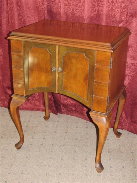 BEAUTIFUL ANTIQUE  CABINET WITH GRAND ROTARY SEWING MACHINE