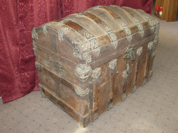 AMAZING ANTIQUE WOOD & METAL CAMEL/DOME TOP STEAMER TRUNK