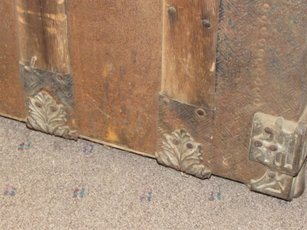 AMAZING ANTIQUE WOOD & METAL CAMEL/DOME TOP STEAMER TRUNK