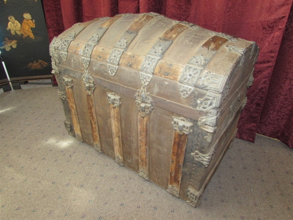 AMAZING ANTIQUE WOOD & METAL CAMEL/DOME TOP STEAMER TRUNK