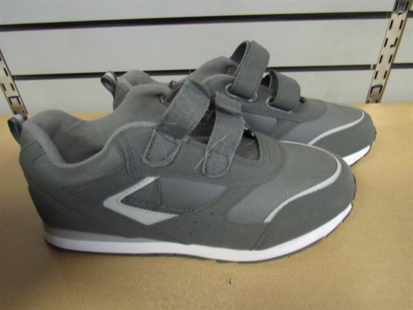 NEW OR LIKE NEW MEN'S VELCRO CLOSURE TENNIS SHOES