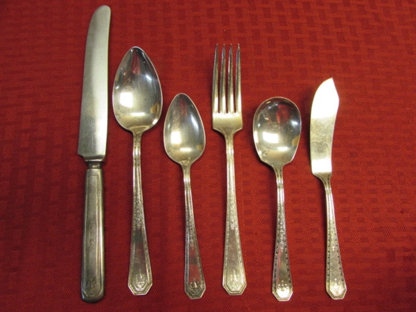 ELEGANT OLD PATTERN WILLIAM ROGERS & SON SILVERPLATE FLATWARE! TWENTY SIX PIECES IN VERY GOOD CONDITION