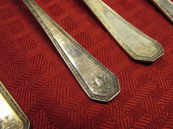 ELEGANT OLD PATTERN WILLIAM ROGERS & SON SILVERPLATE FLATWARE! TWENTY SIX PIECES IN VERY GOOD CONDITION