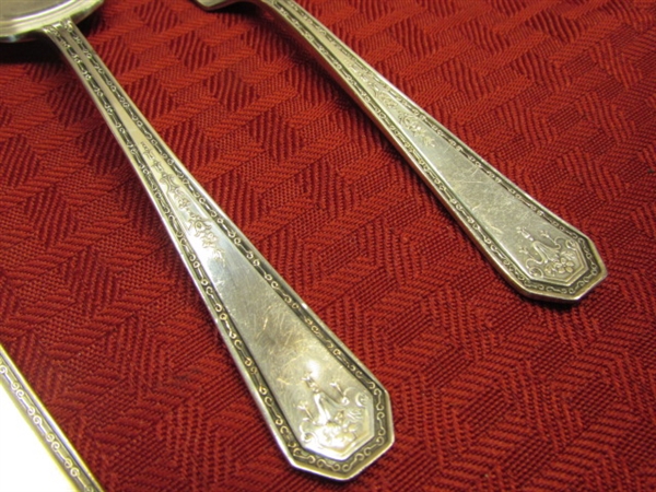 ELEGANT OLD PATTERN WILLIAM ROGERS & SON SILVERPLATE FLATWARE! TWENTY SIX PIECES IN VERY GOOD CONDITION