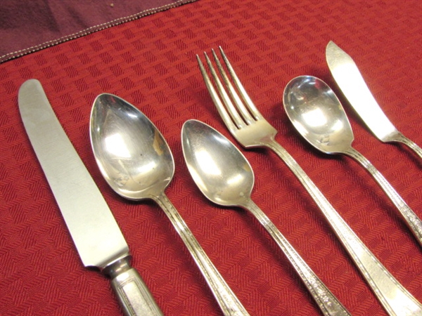 ELEGANT OLD PATTERN WILLIAM ROGERS & SON SILVERPLATE FLATWARE! TWENTY SIX PIECES IN VERY GOOD CONDITION