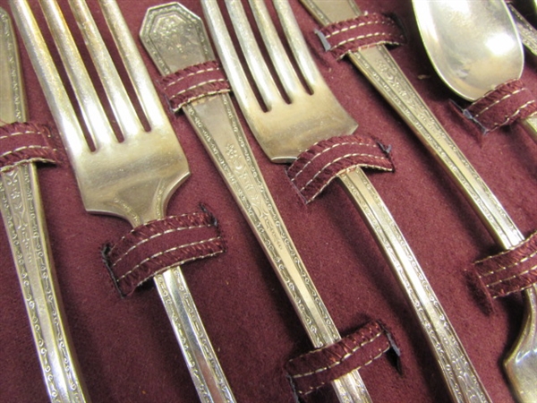 ELEGANT OLD PATTERN WILLIAM ROGERS & SON SILVERPLATE FLATWARE! TWENTY SIX PIECES IN VERY GOOD CONDITION