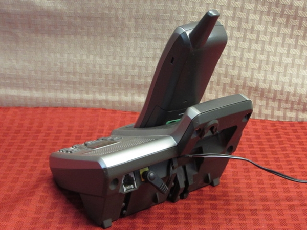 UNIDEN 5.8 GHZ CORDLESS PHONE WITH ANSWERING MACHINE & SECOND HANDSET