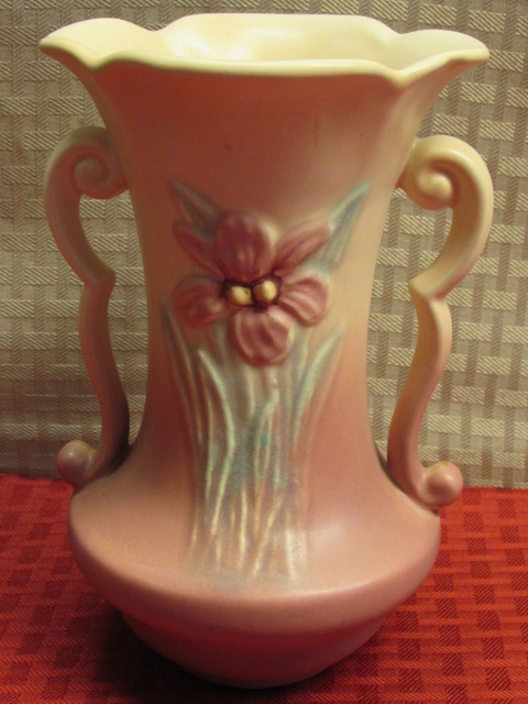 Lot Detail - LOVELY & COLLECTIBLE VINTAGE HULL POTTERY VASE