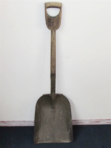 RARE ANTIQUE D HANDLE SHOVEL- THE ENTIRE HANDLE IS WOOD!