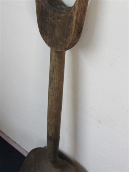 RARE ANTIQUE D HANDLE SHOVEL- THE ENTIRE HANDLE IS WOOD!
