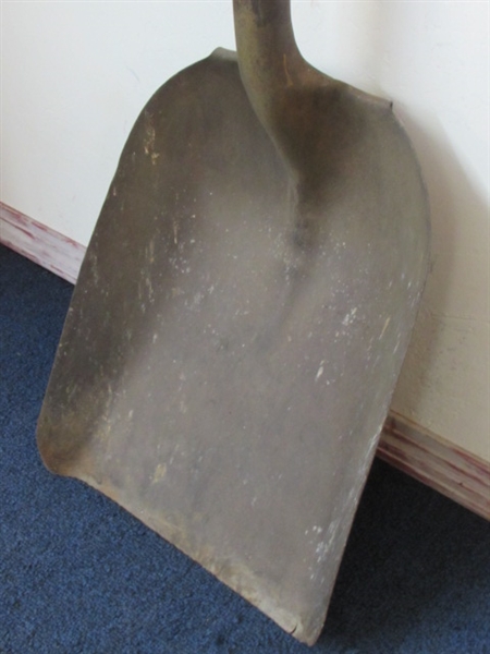 RARE ANTIQUE D HANDLE SHOVEL- THE ENTIRE HANDLE IS WOOD!