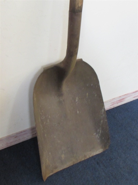 RARE ANTIQUE D HANDLE SHOVEL- THE ENTIRE HANDLE IS WOOD!