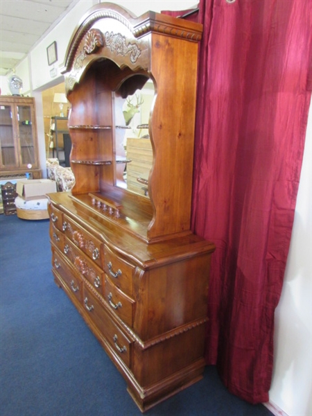 BEAUTIFUL LADIES DRESSER WITH MIRROR HUTCH TOP