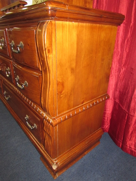 BEAUTIFUL LADIES DRESSER WITH MIRROR HUTCH TOP