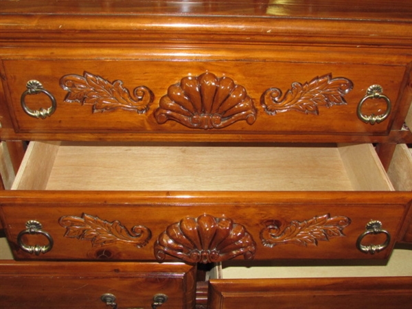 BEAUTIFUL LADIES DRESSER WITH MIRROR HUTCH TOP