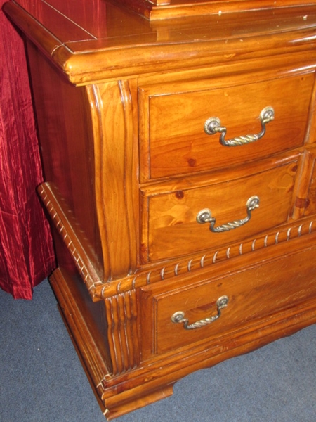 BEAUTIFUL LADIES DRESSER WITH MIRROR HUTCH TOP