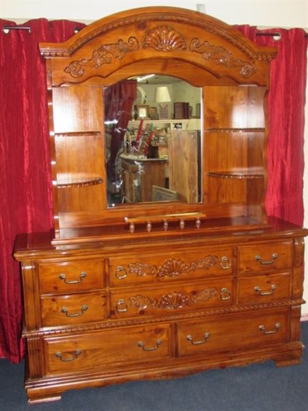 BEAUTIFUL LADIES DRESSER WITH MIRROR HUTCH TOP