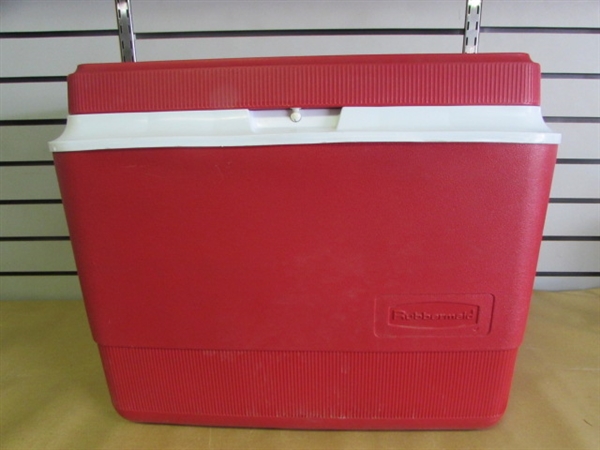 RUBBERMAID/GOTT 40 QT COOLER FOR YOUR SUMMER FUN!
