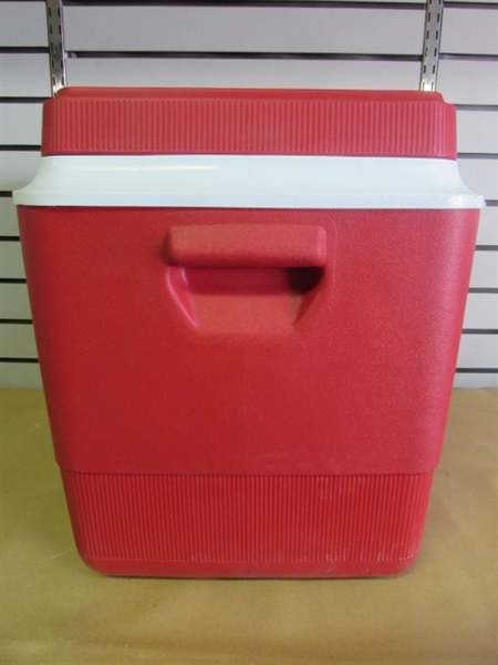 RUBBERMAID/GOTT 40 QT COOLER FOR YOUR SUMMER FUN!