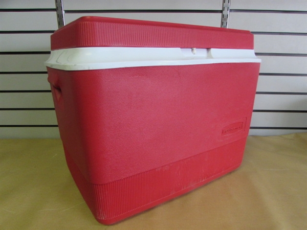 RUBBERMAID/GOTT 40 QT COOLER FOR YOUR SUMMER FUN!