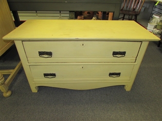 DARLING VINTAGE CHEST OF DRAWERS