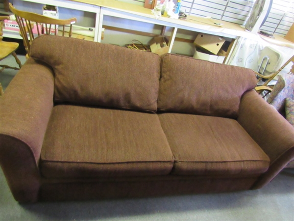 STYLISH BURGUNDY/BROWN TWEED SOFA