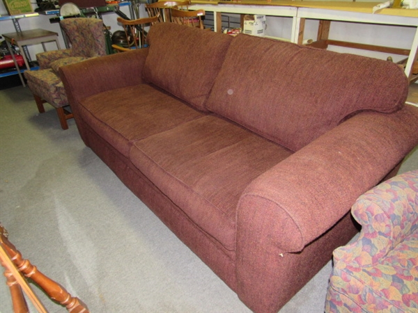 STYLISH BURGUNDY/BROWN TWEED SOFA