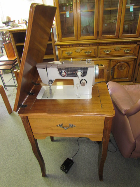 Lot Detail - VINTAGE RICCAR SEWING MACHINE IN MAPLE VENEER SEWING TABLE