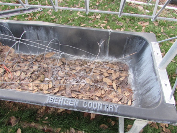 BEHLEN COUNTRY HAY FEEDER